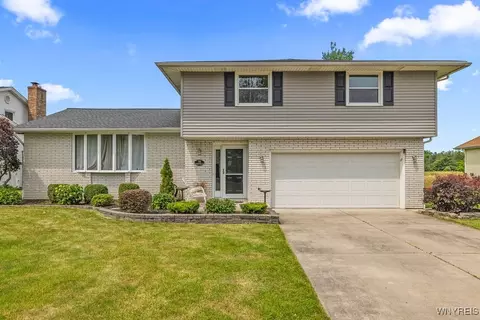 70 Country Club Ln, Grand Island, NY 14072