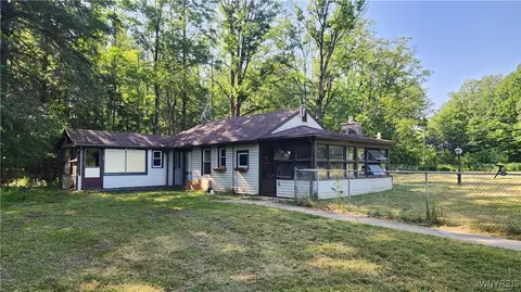 3633 Marshfield Rd, Lawtons, NY 14091