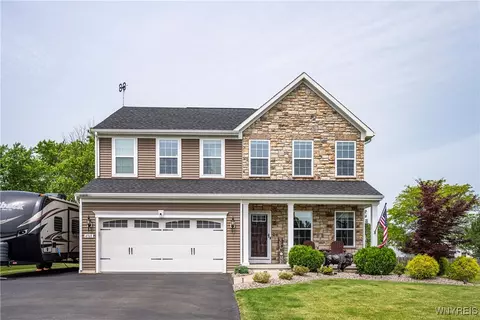 4568 Logans Ln, Hamburg, NY 14075