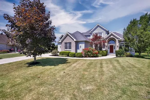 224 Pin Oak Cir, Grand Island, NY 14072