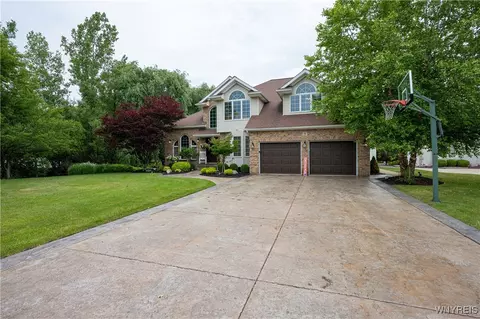 9 Rolling Woods Ln #E, West Seneca, NY 14224