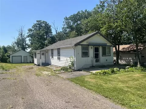 6800 Prescott Dr, Evans, NY 14047