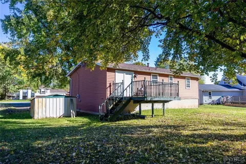 3980 Ridgelea Dr, Lockport, NY 14094