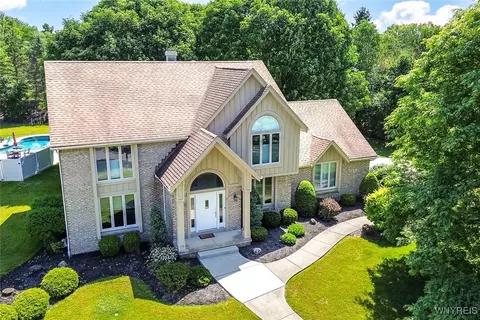 85 Viscount Dr, Amherst, NY 14221