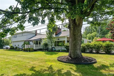 570 Creekside Dr, Tonawanda, NY 14150