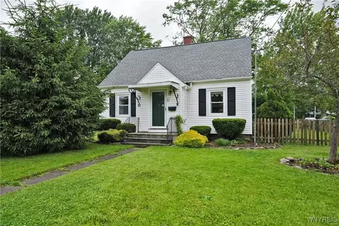 28 Huntington Ct, Hamburg, NY 14075