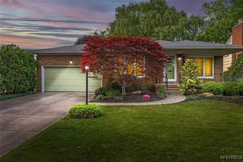 152 Bentham Pkwy E, Amherst, NY 14226