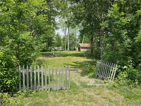 9465 Gray St, Evans, NY 14006