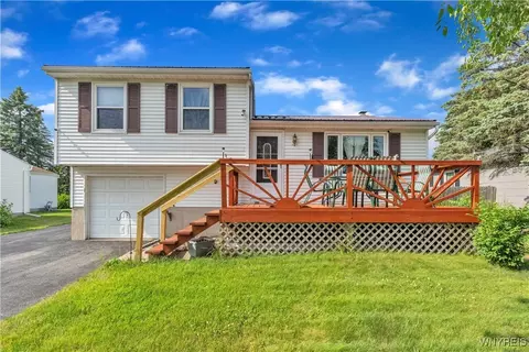 6943 Academy Ln, Lockport, NY 14094