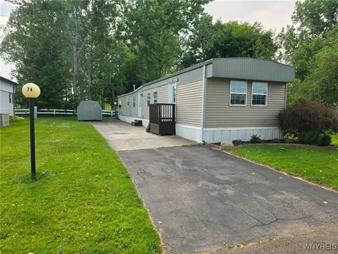 74 Burgundy Cir, West Seneca, NY 14224