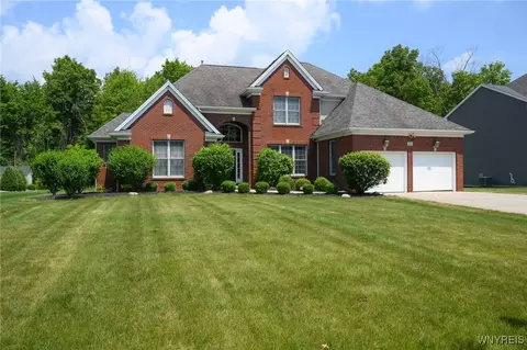 280 Forest Creek Ln, Grand Island, NY 14072