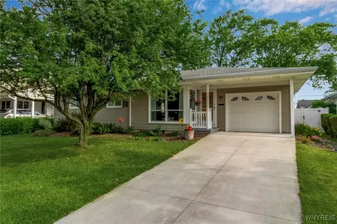 67 Kingsbury Ln, Tonawanda, NY 14150