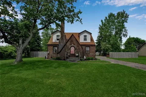 6060 Broadway St, Lancaster, NY 14086