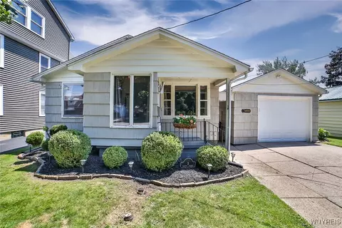 3 Banner Ave, Lancaster, NY 14086