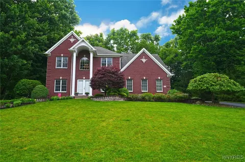 15 Soldier Wood Cir, Orchard Park, NY 14127