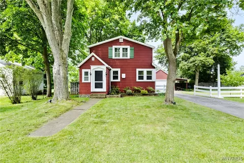 255 S 2nd St, Lewiston, NY 14092