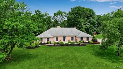 4901 Pineledge Dr W, Clarence, NY 14031