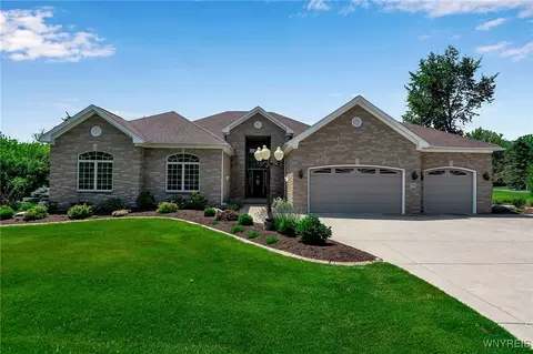 350 Stonehenge Dr, Orchard Park, NY 14127