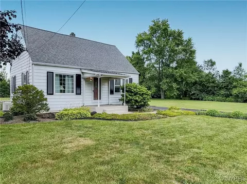 1030 Saunders Sett Rd, Lewiston, NY 14305