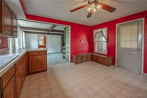 Entry Way - 4700 Lockport Rd, Pendleton, NY 14094 photo 2 of 4