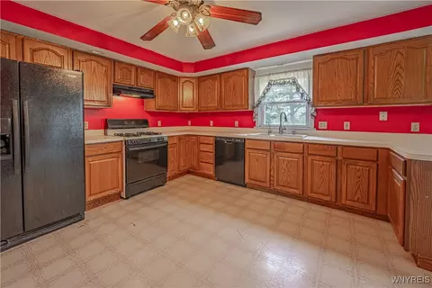 Kitchen - 4700 Lockport Rd, Pendleton, NY 14094 photo 2 of 3