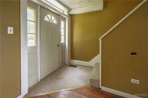Entry Way - 4700 Lockport Rd, Pendleton, NY 14094 photo 3 of 4