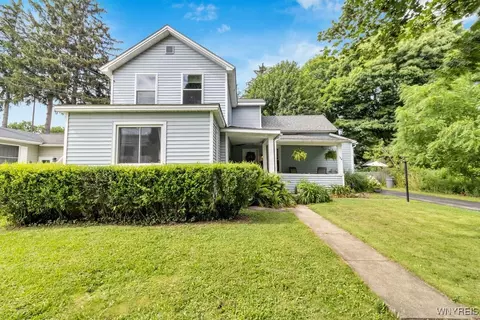 584 Oakwood Ave, Aurora, NY 14052