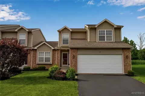 18 Hedge Ln, Lancaster, NY 14086