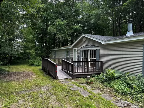 6659 Cross Rd, Great Valley, NY 14741