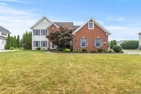 135 Arcadian Dr, Amherst, NY 14228