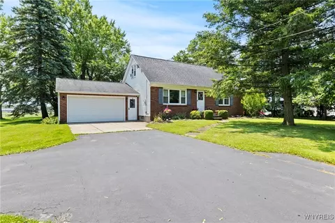 301 Pleasant View Dr, Lancaster, NY 14086