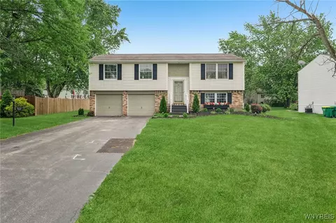 6586 Parkwood Dr, Lockport, NY 14094