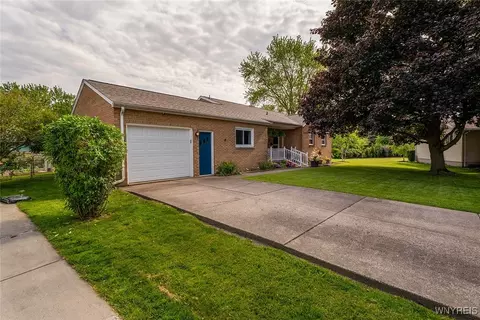 21 Niagara Cir, North Tonawanda, NY 14120
