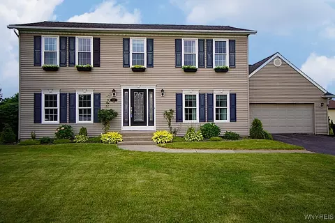 7175 Lenmart Dr, Wheatfield, NY 14120