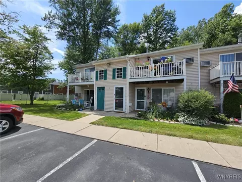 12 Sunmist Sq #D, Amherst, NY 14228