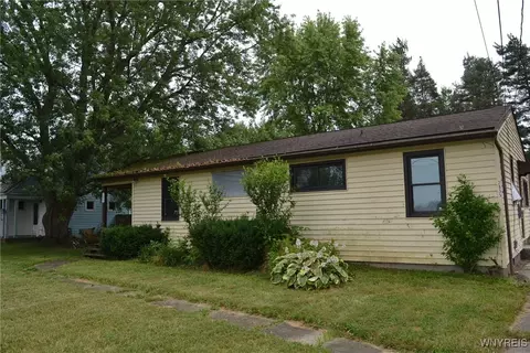 2935 Schoolview Rd, Eden, NY 14057
