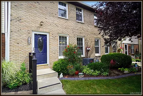 240 Stepping Stone Ln, Orchard Park, NY 14127