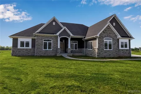 6993 Pine Lk, Pendleton, NY 14120