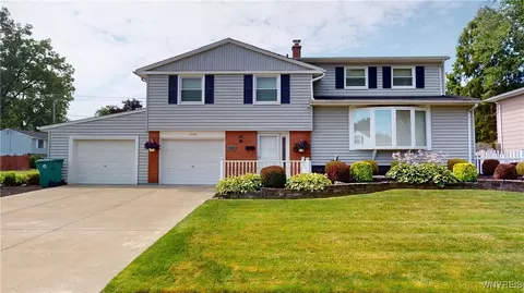 829 Deerfield Dr, North Tonawanda, NY 14120
