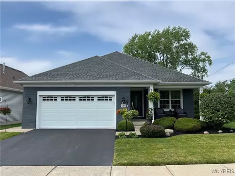 89 Blossom Wood Ln, Cheektowaga, NY 14227