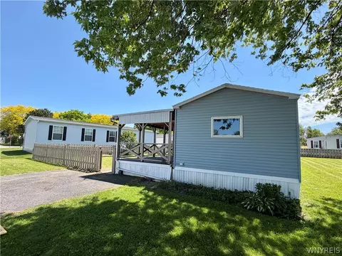 383 Birchwood Dr, Lockport, NY 14094