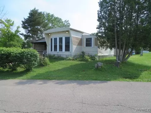2 Vibernum Dr, Hamburg, NY 14075