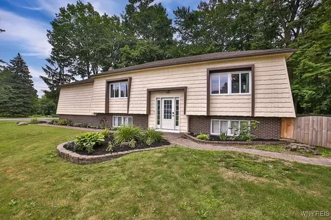 3300 Wildwood Dr, Niagara, NY 14304