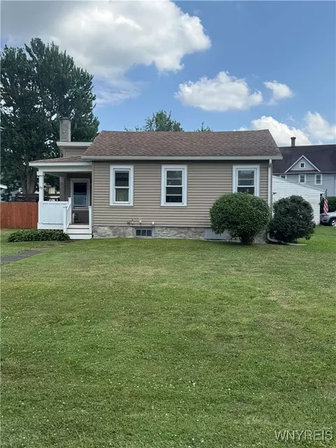29 Church St, Royalton, NY 14105