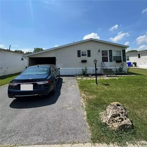 643 Birchwood Dr, Lockport, NY 14094