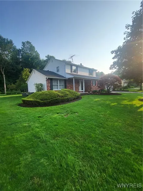 8185 Clarherst Dr, East Amherst, NY 14051