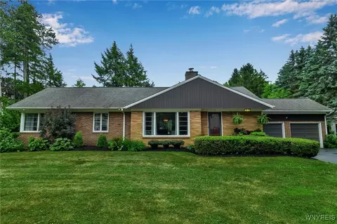 65 Deepwood Dr, Aurora, NY 14052