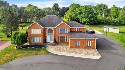 68 Rolling Woods Ln, West Seneca, NY 14224