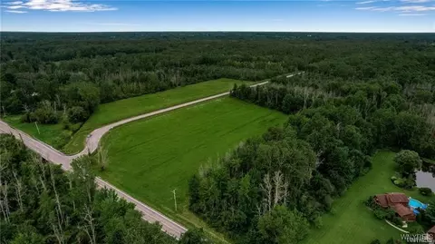 7700 Salt Rd, Clarence, NY 14032