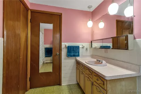 Bath - 6393 Aiken Rd, Pendleton, NY 14094 photo 3 of 4